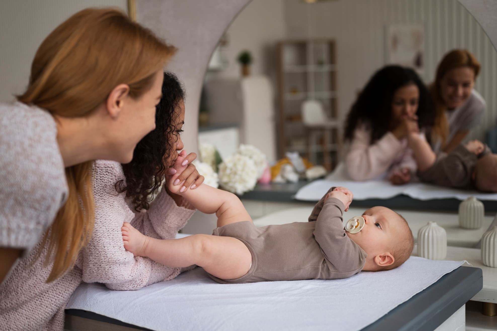 Bébé apaisé sur une table à langer, illustrant les bienfaits de la sophrologie pour bébé