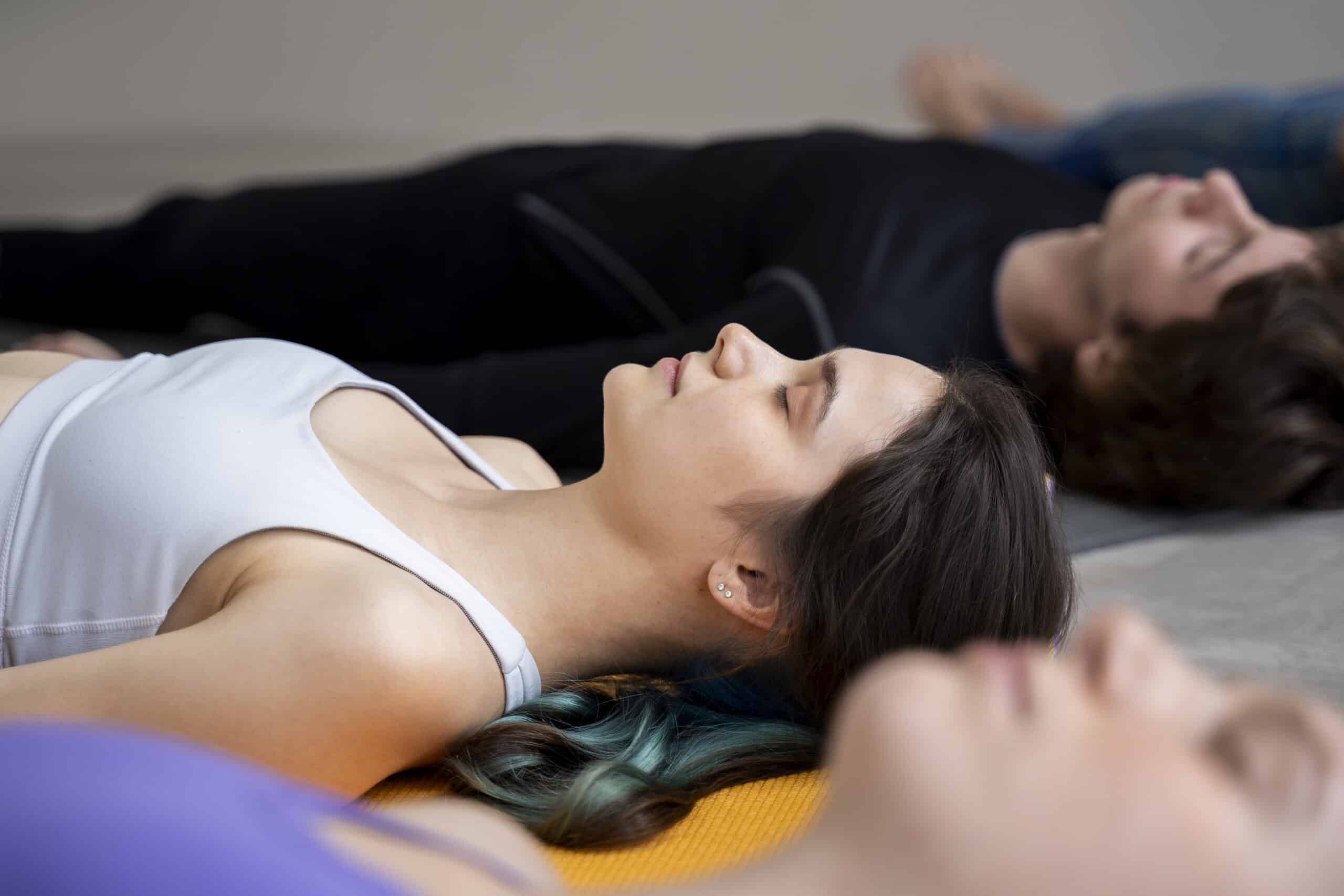 Personnes allongées en relaxation profonde lors d’une séance de sophronisation guidée