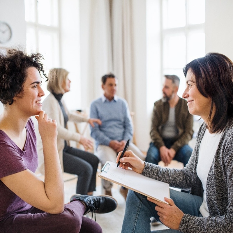 Formation sophrologie en ligne ou en présentiel : pourquoi la pratique exige la présence